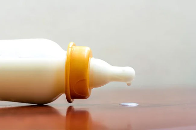 Núm ti bình không phù hợp cũng là một nguyên nhân phổ biến dẫn đến sặc sữa ở bé