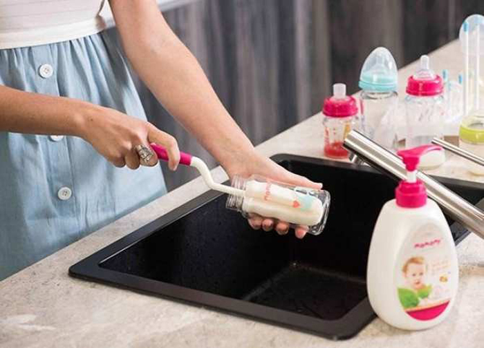 Rửa bình sữa bằng nước rửa chuyên dụng kết hợp dụng cụ rửa bình sữa là sạch nhất