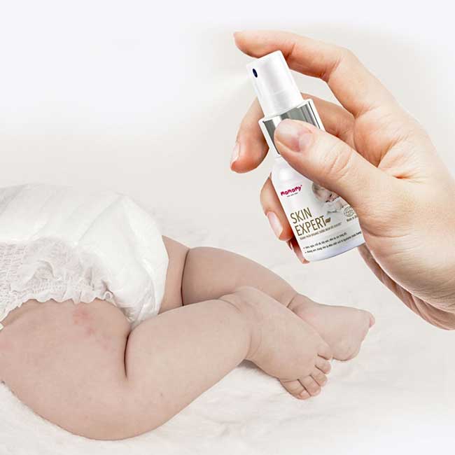 Khi bé bị hăm, mẹ nên sử dụng sản phẩm xử lý vùng da bị hăm của bé, đặc biệt ưu tiên dạng xịt vì an toàn và tiện lợi hơn