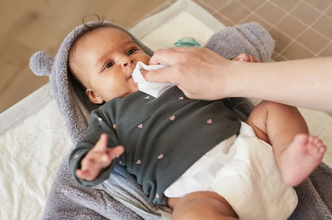 Sau khi bé bú, mẹ nên dùng khăn khô đa năng để lau miệng cho bé