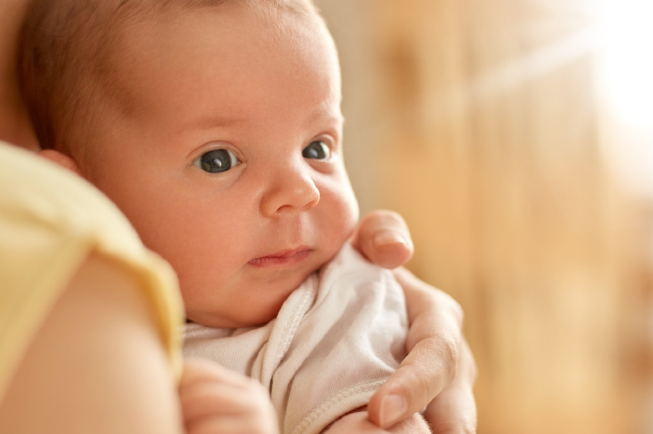 Liệu pháp ánh sáng (quang trị liệu) cho trẻ 1 tháng tuổi vàng da vàng mắt