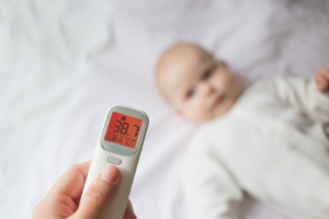 Trẻ 1 tuổi bị sốt: mẹ nên xử trí như thế nào?