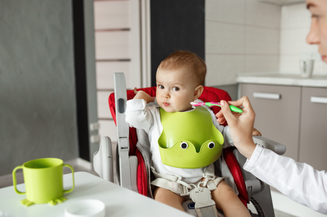 Tập cho trẻ 11 tháng biếng ăn thói quen tự lập khi ăn