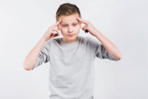 Trẻ 4 tuổi hay kêu đau đầu – do nguyên nhân nào, có nguy hiểm không?
