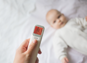 Trẻ 8 tháng bị sốt: Cách chăm sóc và điều trị