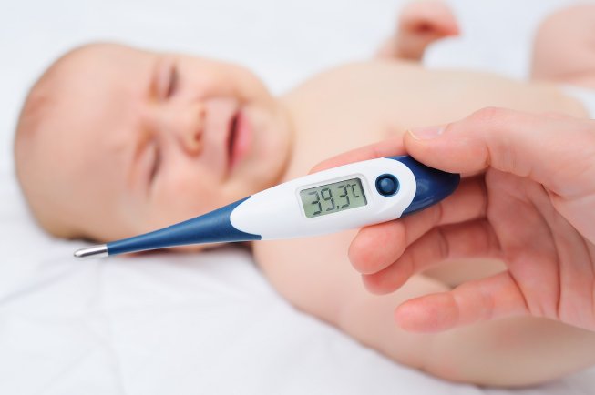 Trẻ 8 tháng bị sốt sẽ khiến thân nhiệt của trẻ tăng cao
