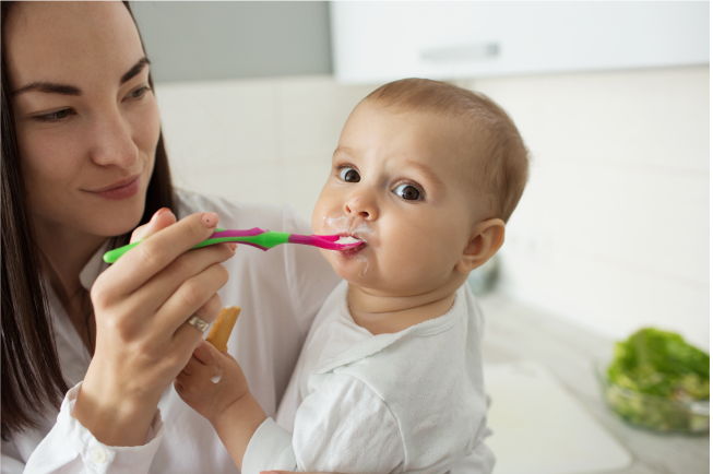 Chăm sóc răng miện khi trẻ ăn dặm 10 tháng