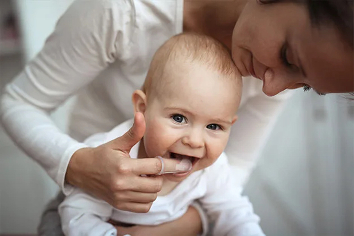 4 điều mẹ nên biết khi vệ sinh miệng cho trẻ sơ sinh 