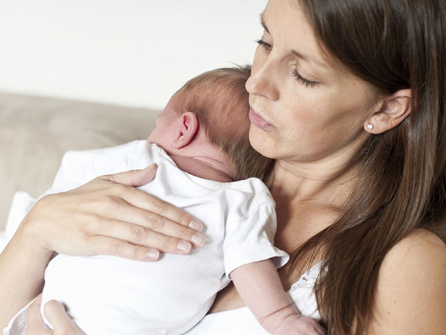Vỗ ợ hơi cho bé sau khi bú đây là cách cho trẻ sơ sinh bú bình không bị sặc