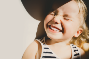 Bé 2 tuổi hay nheo mắt: Dấu hiệu của bệnh gì – Chuyên Gia