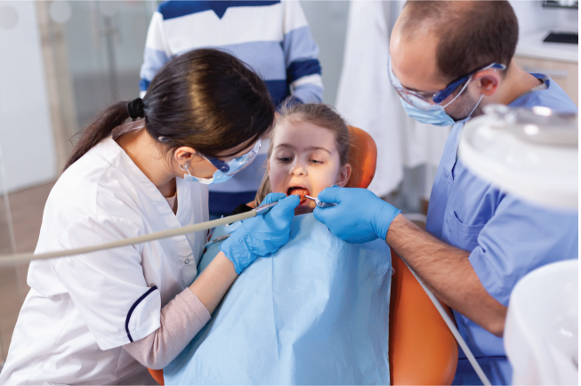 Đưa bé đến nha sĩ để khắc phục tình trạng vàng răng do các nguyên nhân bên trong gây ra