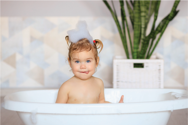 Cho trẻ tắm nước ấm là một trong những cách hạ sốt nhanh cho trẻ hiệu quả