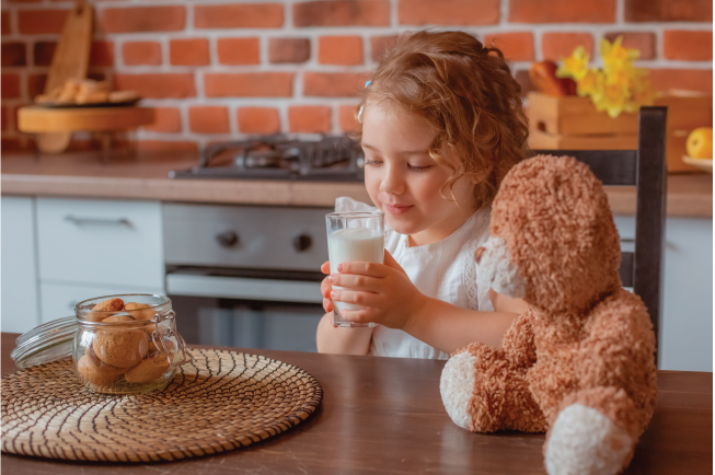Sữa công thức dễ khiến bé 2 tuổi táo bón là do hàm lượng thành phần đạm Casein