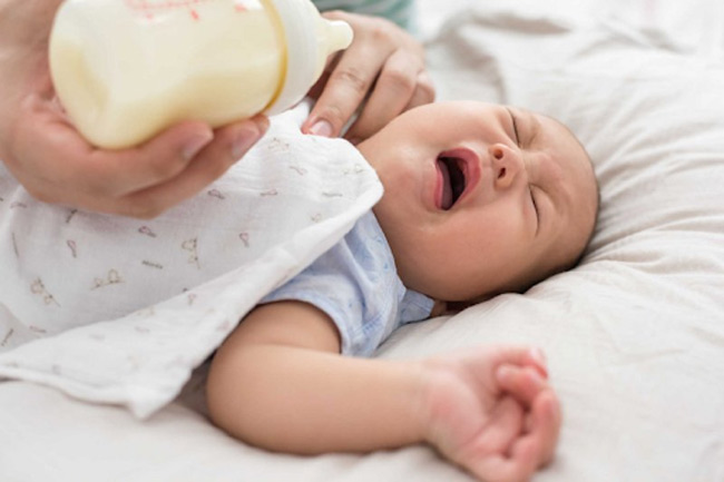 Khi dị ứng với sữa hoặc thức ăn, ngoài các nốt mẩn đỏ sau gáy bé còn có dấu hiệu mẩn đỏ quanh miệng, nôn trớ và tiêu chảy