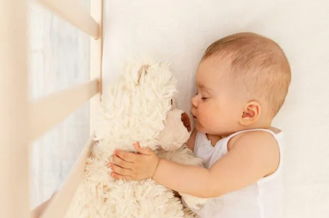 Bé trên 2 tháng tuổi vẫn ngủ ngon mà không nhất thiết phải quấn khăn