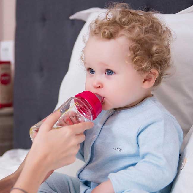 Bình sữa thủy tinh hay bình nhựa sẽ an toàn nhất với bé nhà mình mẹ nhỉ?