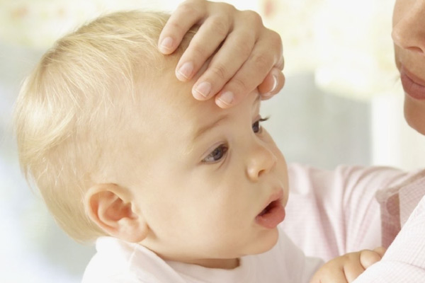 Chăm sóc trẻ sơ sinh khi bị sốt – 5 điều ba mẹ cần lưu ý
