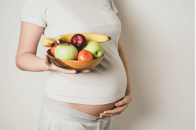 Trái cây là nguồn dinh dưỡng tốt để chữa bệnh khi mang thai 3 tháng đầu.