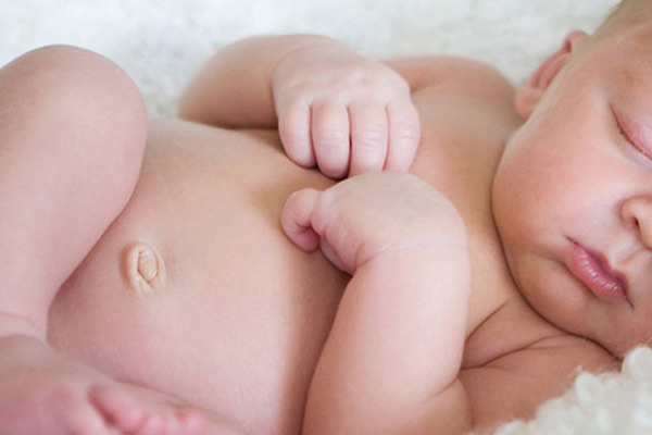 Chăm sóc trẻ sơ sinh rụng rốn – 4 điều không được bỏ qua!