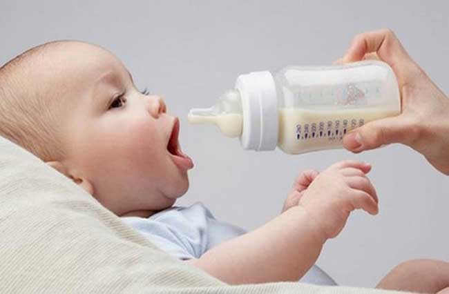 Tư thế này đặc biệt tốt cho việc tương tác với bé vì bố mẹ và bé luôn nhìn thấy nhau khi cho bé ăn sữa.