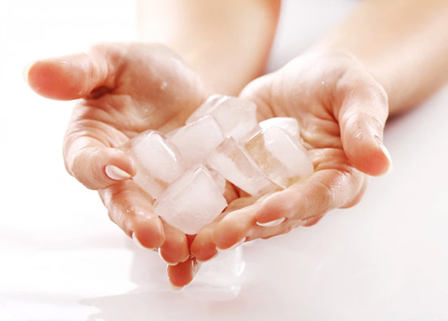 Chườm ngực bằng nước đá lạnh giúp làm giảm đau do căng sữa