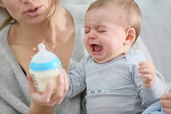 Bé dị ứng với thức ăn, sữa thường xuất hiện các mẩn đỏ quanh miệng, mặt và có bất thường tiêu hóa 