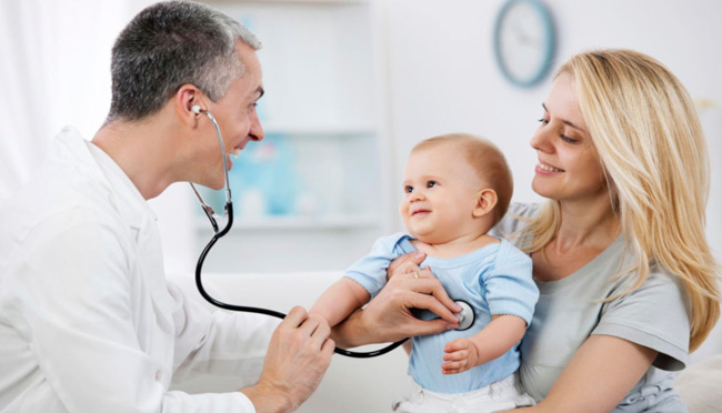 Đưa bé đến bác sĩ nếu hậu môn trẻ sơ sinh bị đỏ kéo dài không thuyên giảm