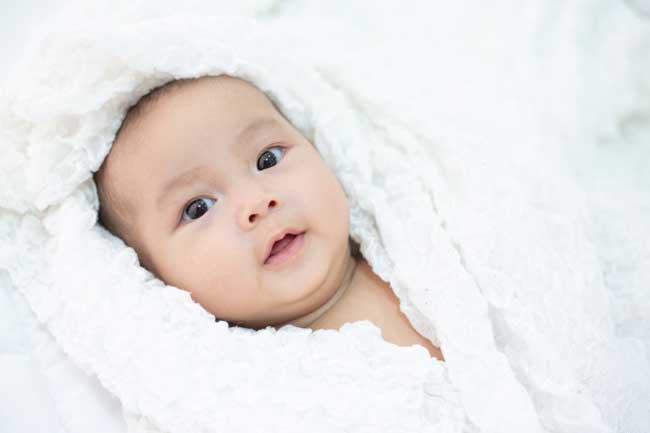 Khả năng bắt chước biểu cảm của bé phát triển mạnh mẽ vào giai đoạn 2-3 tuần tuổi