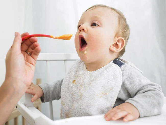 Không cho bé ăn những đồ ăn dễ gây kích ứng
