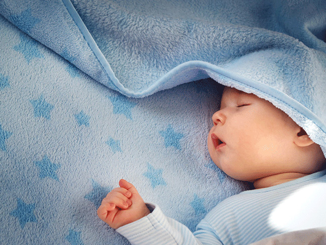 Mẹ cho bé ngủ ở không gian thoáng mát, giặt chăn, gối,... thường xuyên để hạn chế tối đa tác nhân gây kích ứng