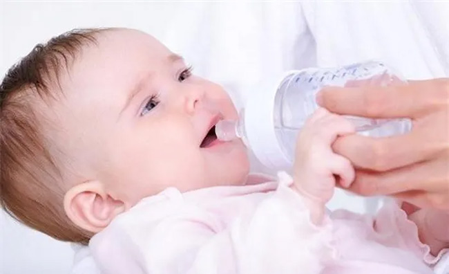 Không nên cho bé dưới 6 tháng tuổi uống nước lọc.