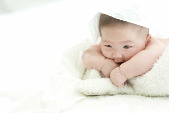 Chăm sóc trẻ sơ sinh kiểu Nhật là là việc bố mẹ cần kích thích não bộ và khơi dậy các giác quan ở bé