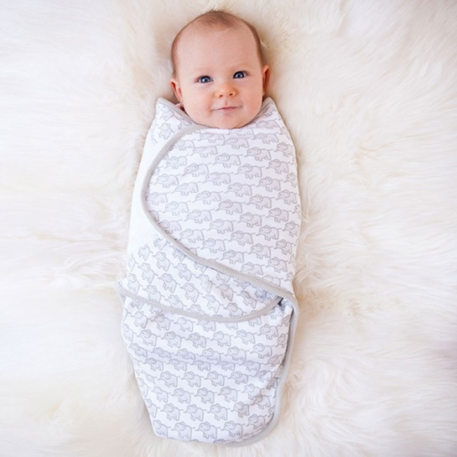 Mẹ có thể sử dụng túi ngủ hoặc khăn quấn chuyên dụng cho bé sơ sinh