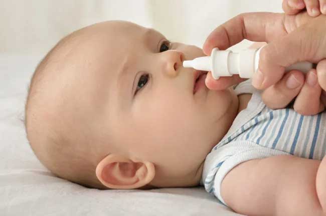Nhỏ mũi giúp giảm chất nhầy trong mũi của bé