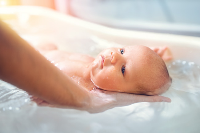 Nước tắm nhiễm khuẩn hoặc chất hóa học có thể khiến bé bị nổi mẩn sau khi tắm