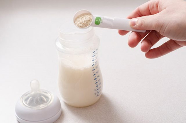 Pha chung sữa mẹ với sữa công thức để bé tập làm quen khi mới bú bình