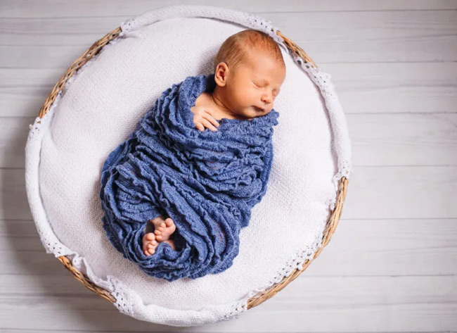 Quấn khăn mang lại cho bé cảm giác an toàn giống như bé đang ở trong bụng mẹ, giúp bé ngủ ngon hơn.