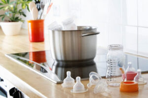 Rửa bình sữa bằng nước sôi liệu có sạch và an toàn cho bé?