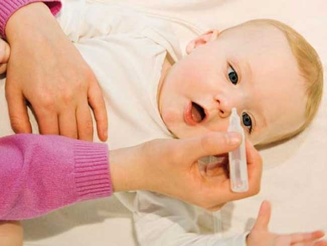 Sử dụng dung dịch nước muối sinh lý chuyên dụng cho bé