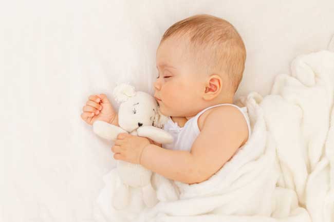 Mẹ sử dụng gối cao khoảng 2cm cho bé để bé dễ thở và ngủ ngon