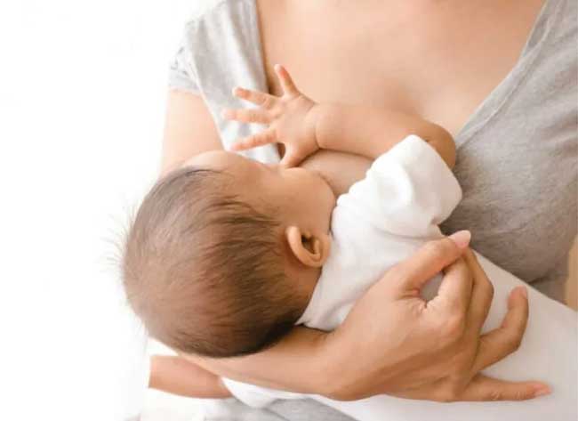 Sữa mẹ được ví như một loại thuốc kháng sinh tự nhiên giúp bé tăng sức đề kháng