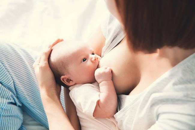 Sữa mẹ là nguồn dinh dưỡng không thể thiếu trong 6 tháng đầu đời của bé
