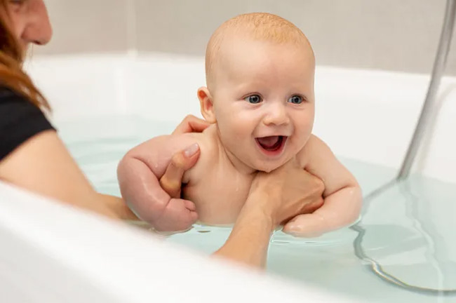 Tắm cho bé hàng ngày hoặc 2-3 lần/tuần