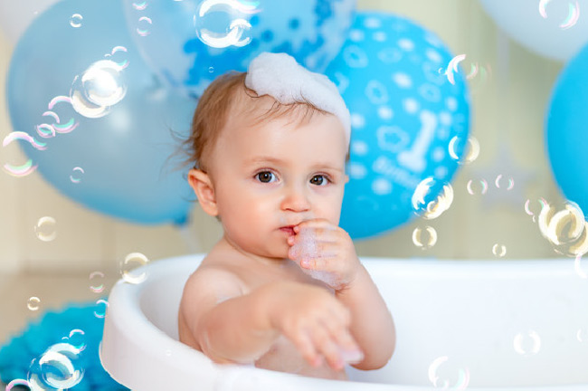 Tắm cho bé sơ sinh bằng sản phẩm tắm gội chuyên dụng, thành phần thiên nhiên