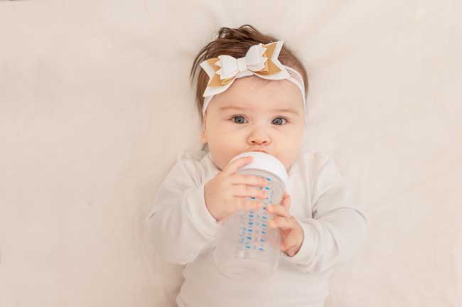Chọn bình sữa phù hợp sẽ giúp bé ti bình ngoan