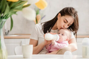 [Giải đáp] Có nên cho trẻ bú bình bằng sữa mẹ không?