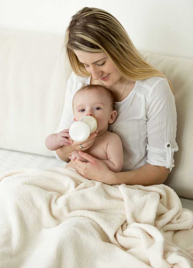 Положбата за бебето да се потпре на неговиот скут, особено го спречува бебето да повраќа или да плука кога се храни.