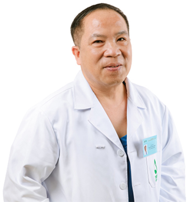 Bác sĩ Minh trong bộ đồng phục của bệnh viện đa khoa quốc tế Thu Cúc