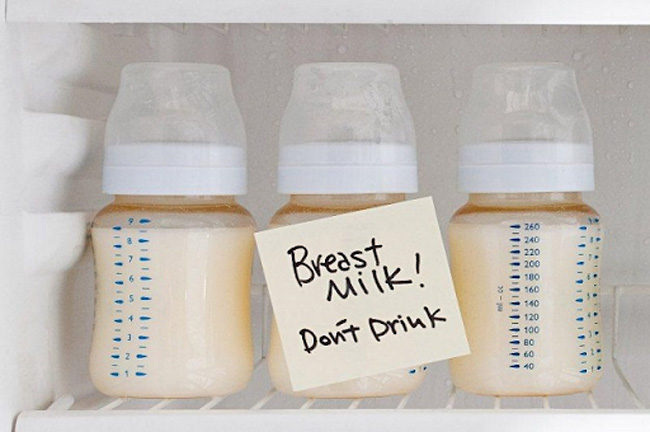 Bảo quản sữa trong tủ lạnh để giữ chất dinh dưỡng trong sữa cho bé.