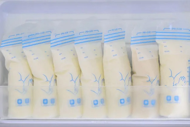 Bảo quản sữa mẹ sau khi hút trong tủ lạnh để được lâu nhất